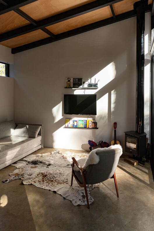 Araucarias House / ARKITITO Arquitetura - Interior Photography, Living Room, Wood, Lighting, Chair