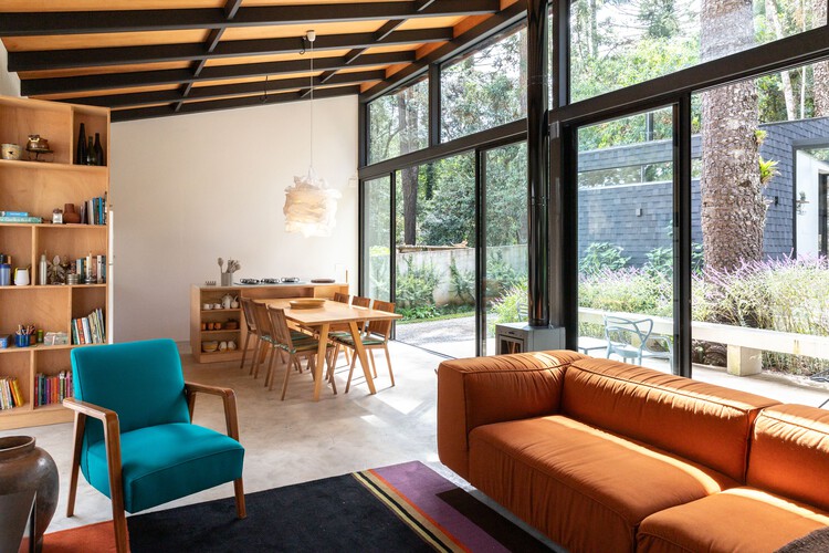 Casa Araucárias / ARKITITO Arquitetura - Fotografia de Interiores, Sala de Estar, Madeira, Mesa, Sofá, Cadeira, Iluminação