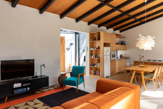 Araucarias House / ARKITITO Arquitetura - Interior Photography, Living Room, Wood, Table, Lighting, Chair, Sofa