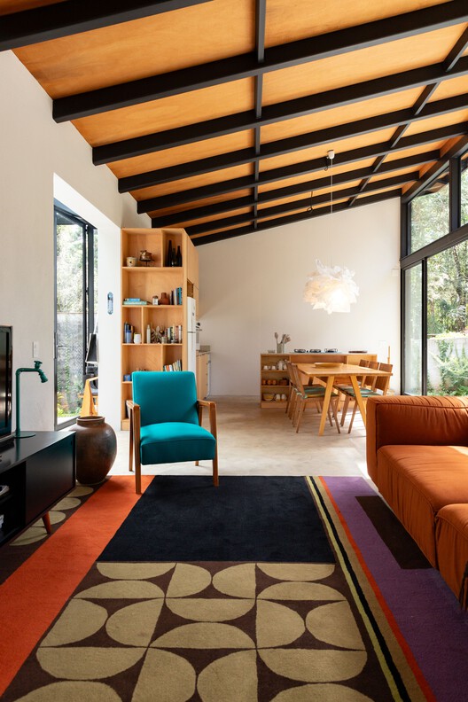 Araucarias House / ARKITITO Arquitetura - Interior Photography, Living Room, Wood, Table, Lighting, Chair