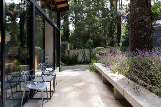 Araucarias House / ARKITITO Arquitetura - Exterior Photography, Garden, Concrete, Chair, Patio, Courtyard