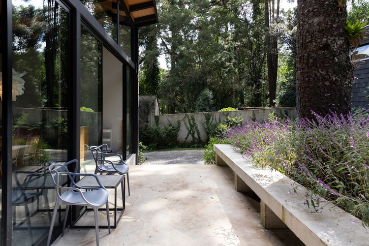 Casa Araucárias / ARKITITO Arquitetura - Fotografia de Exterior, Jardim, Concreto, Cadeira, Pátio, Aido