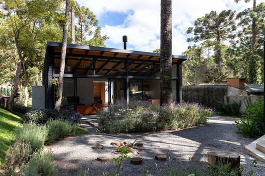 Araucarias House / ARKITITO Arquitetura - Exterior Photography, Wood, Garden, Door, Courtyard