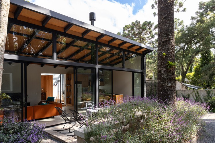 Casa Araucárias / ARKITITO Arquitetura - Fotografia de Exterior, Madeira, Porta, Jardim, Pátio, Viga, Aido