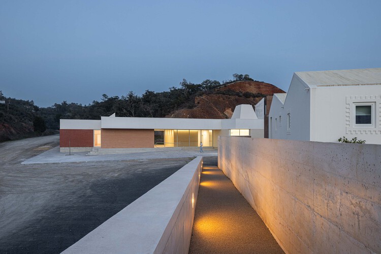 Associação Paralisia Cerebral de Odemira  / Filipe Xavier Oliveira - Fotografia de Exterior, Concreto