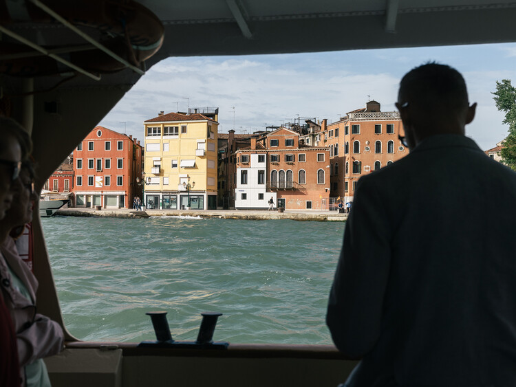 爱沙尼亚馆：“让我温暖你”——2025年威尼斯建筑双年展 / Keiti Lige + Elina Liiva + Helena Männa - 室内图, 滨水