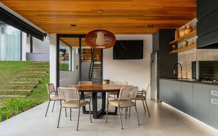 Casa LAP  / EDMZ - Fotografia de Interiores, Sala de Jantar, Madeira, Mesa, Cadeira, Iluminação