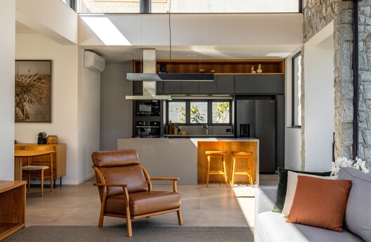 Casa LAP  / EDMZ - Fotografia de Interiores, Madeira, Mesa, Cadeira, Sofá, Iluminação