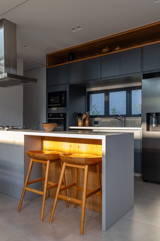 Casa LAP  / EDMZ - Fotografia de Interiores, Cozinha, Bancada, Madeira, Iluminação, Cadeira