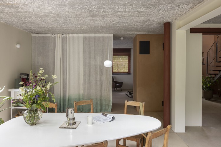 Casa Omloop / hé! architectuur - Fotografia de Interiores, Sala de Jantar, Madeira, Cadeira