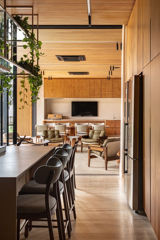 Casa EJ / Leo Romano - Fotografía interior, Comedor, Mesas, Sillas, Madera, Iluminación