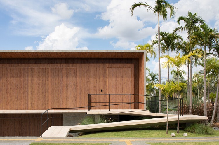 Casa EJ / Leo Romano - Imagen 2 de 43