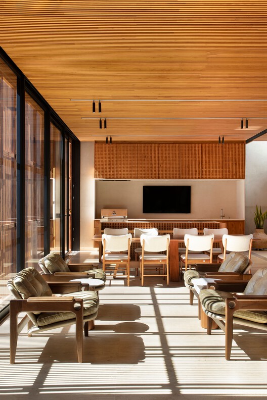 Casa EJ / Leo Romano - Fotografía interior, Sala de estar, Madera, Mesas, Sillas