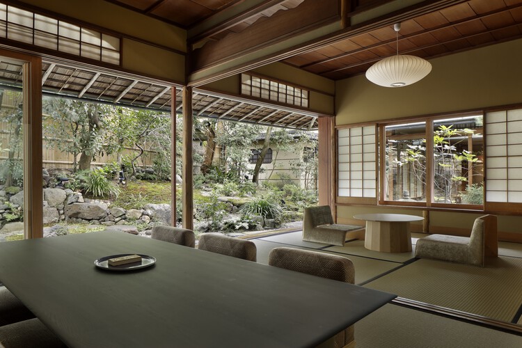 京都VMG别墅酒店 / Moriyoshi Naotake Atelier - 室内图, 起居室, 灯, 桌子, 椅子