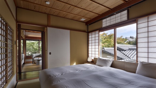 京都VMG别墅酒店 / Moriyoshi Naotake Atelier - 室内图, 卧室, 木头, 床, 阳台