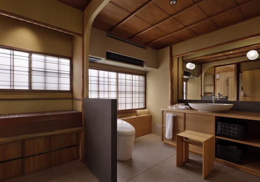 京都VMG别墅酒店 / Moriyoshi Naotake Atelier - 室内图, 木头, 水槽, 灯, 台面, 卫生间