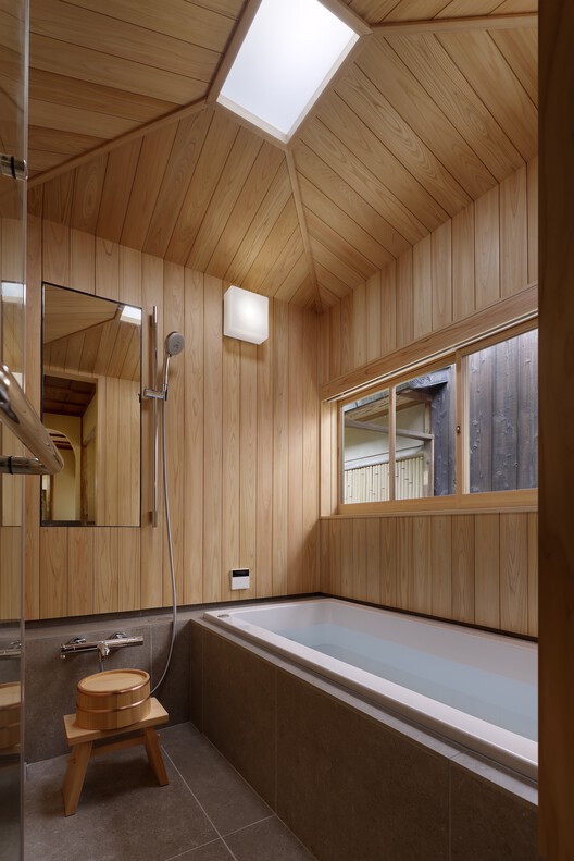 京都VMG别墅酒店 / Moriyoshi Naotake Atelier - 室内图, 木头, 浴缸, 卫生间, 玻璃, 水槽