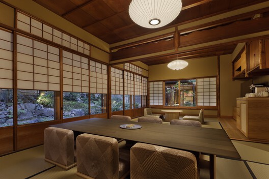 京都VMG别墅酒店 / Moriyoshi Naotake Atelier - 室内图, 起居室, 木头, 灯, 桌子, 椅子