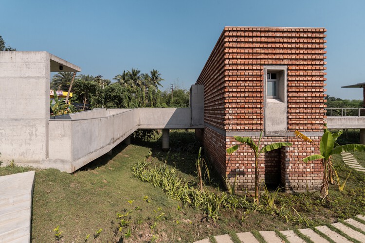 Templo Ganga Leheri / Abin Design Studio - Fotografia de Exterior, Tijolo, Jardim
