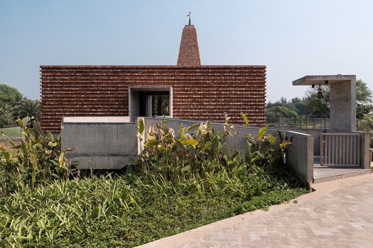 Templo Ganga Leheri / Abin Design Studio - Fotografia de Exterior, Tijolo