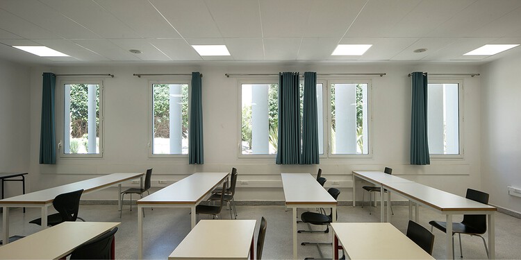 Colégio Lycée Descartes / CoCo architecture + Arpio Architects - Fotografia de Interiores, Iluminação, Mesa, Cadeira, Vidro