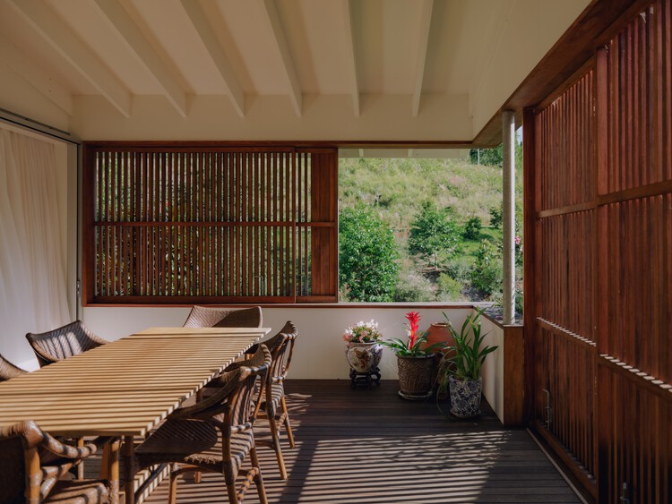 Casa Cooroy / Henry Bennett + Dan Wilson - Fotografia de Interiores, Sala de Jantar, Madeira, Cadeira, Balcão