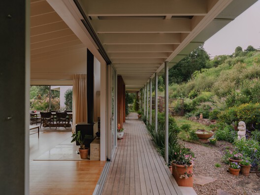 Cooroy House / Henry Bennett + Dan Wilson - Interior Photography, Column, Beam, Balcony