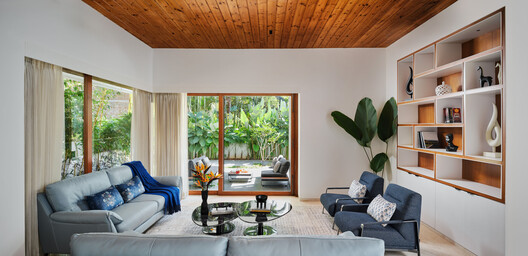 The Split House / Collage Architecture Studio - Interior Photography, Living Room, Sofa, Wood, Lighting, Table, Chair, Shelving