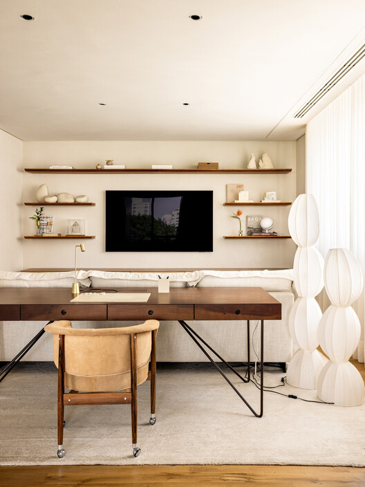 Apartamento GLM / Terra Arquitetura - Fotografia de Interiores, Madeira, Mesa, Iluminação, Cadeira, Prateleira