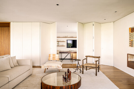 Apartamento GLM / Terra Arquitetura - Fotografia de Interiores, Sala de Estar, Madeira, Iluminação, Cadeira