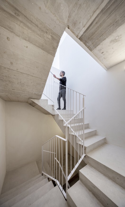 138 Vivendas / MCEA | Arquitectura - Fotografía interior, Escaleras, Madera, Concreto, Barandas