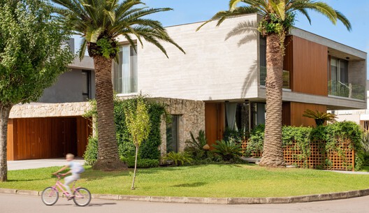 Casa Concreta / RMK Arquitetura - Fotografia de Exterior, Fachada, Balcão, Aido