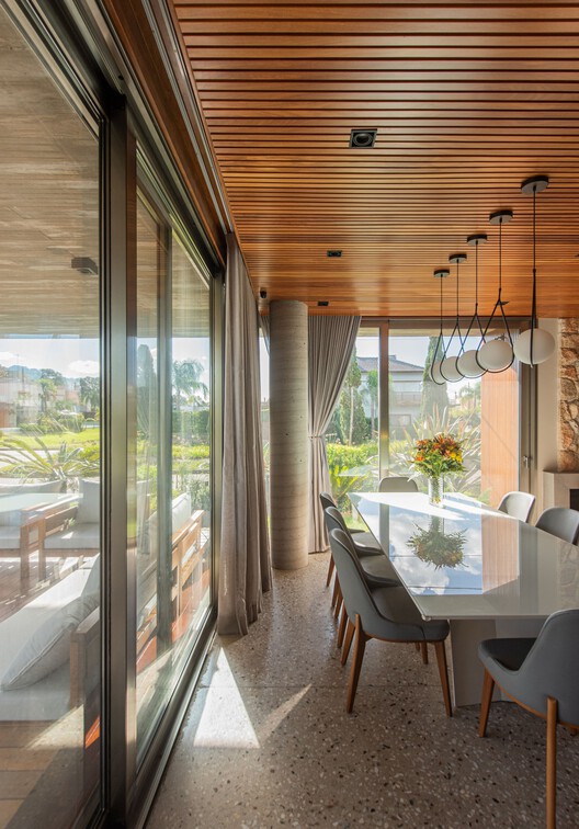 Casa Concreta / RMK Arquitetura - Fotografia de Interiores, Sala de Jantar, Madeira, Mesa, Iluminação, Cadeira
