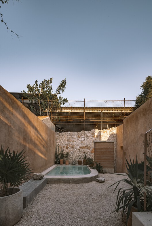 Portal 62 / MORO Taller de arquitectura + Veinte Diezz Arquitectos - Exterior Photography, Concrete, Courtyard