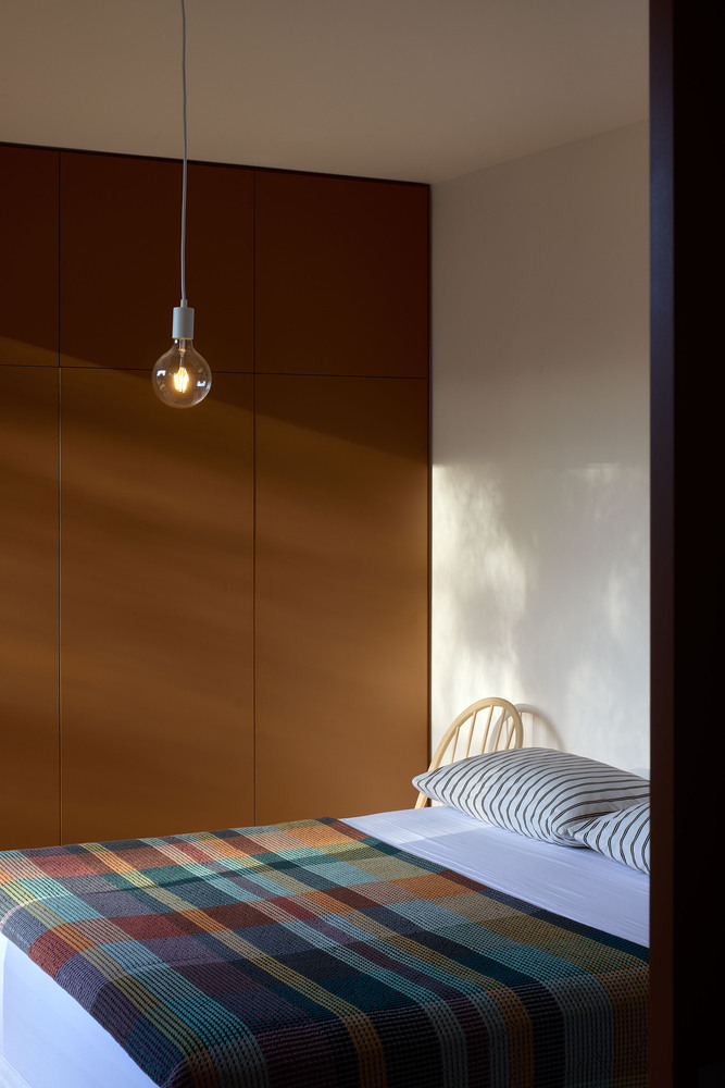 Casa Bush Block / Patchwork Architecture - Fotografía interior, Dormitorio, Iluminación, Camas