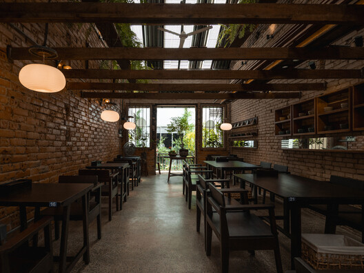Ton That Dam Cafetería y Restaurante / xưởng xép - Fotografía interior, Comedor, Madera, Iluminación, Mesas, Sillas