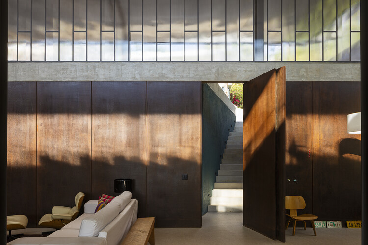 Casa AC / Arquitetos Associados - Fotografia de Interiores, Sala de Estar, Madeira, Porta, Cadeira