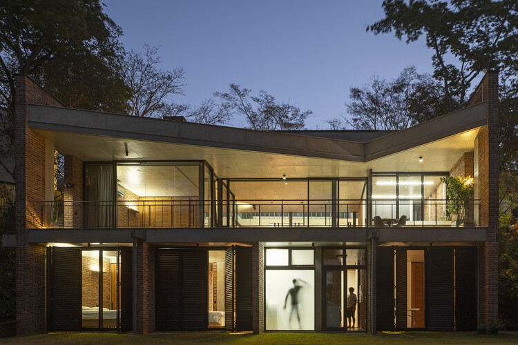 Casa AC / Arquitetos Associados - Fotografia de Exterior, Madeira, Porta, Concreto