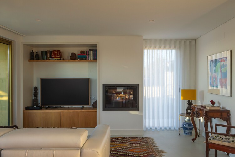 Casa CC / Esquissos - Arquitectura e Consultoria - Fotografia de Interiores, Madeira, Iluminação, Sofá