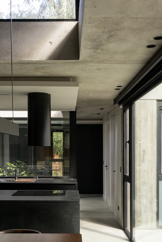 Casa Bosque / Carmona Pérez Marino - Fotografía interior, Cocina, Madera, Concreto