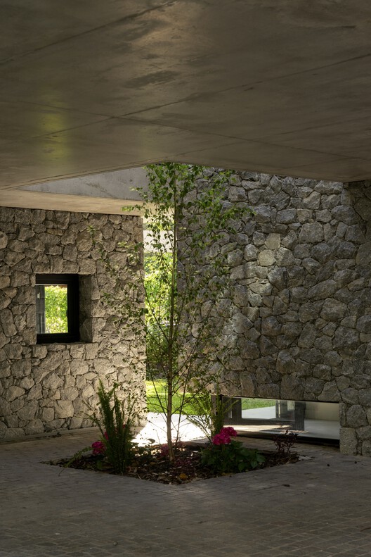Casa Bosque / Carmona Pérez Marino - Fotografía exterior, Concreto, Jardín