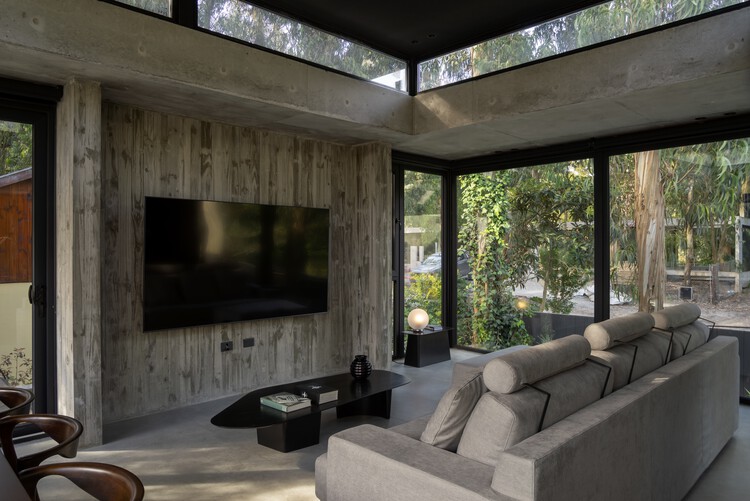 Casa Bosque / Carmona Pérez Marino - Fotografía interior, Sala de estar, Madera, Sillas, Concreto, Fijación Vigas