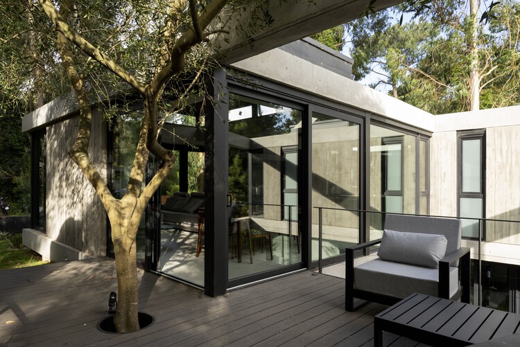 Casa Bosque / Carmona Pérez Marino - Fotografía exterior, Madera, Puerta, Concreto, Patio interior, Patio