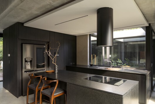 Casa Bosque / Carmona Pérez Marino - Fotografía interior, Cocina, Madera, Iluminación, Encimera, Sillas