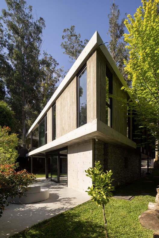 Casa Bosque / Carmona Pérez Marino - Fotografía exterior, Madera, Puerta, Concreto