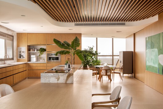 Apartamento Heritage / André Luque Apartamento Heritage / André Luque - Fotografia de Interiores, Madeira, Mesa, Cadeira, Iluminação