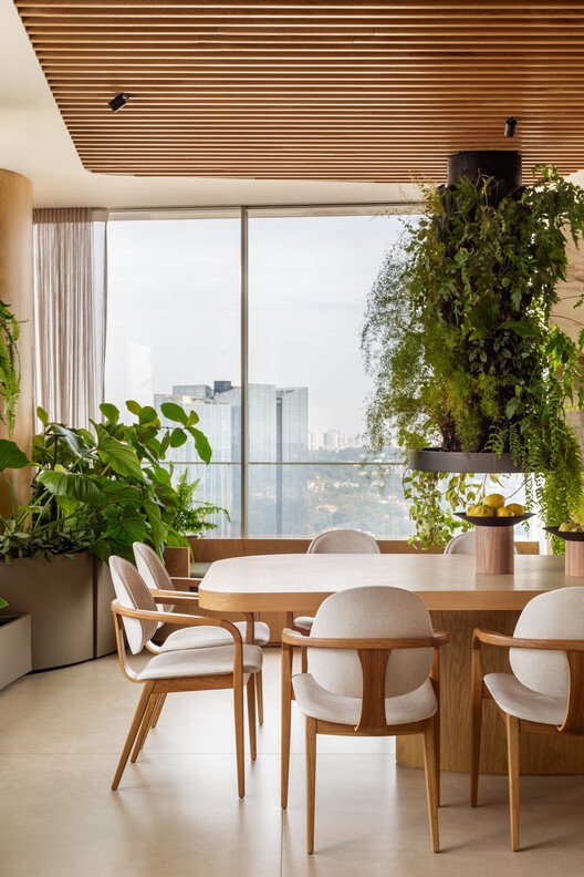 Apartamento Heritage / André Luque Apartamento Heritage / André Luque - Fotografia de Interiores, Sala de Jantar, Madeira, Mesa, Iluminação, Cadeira