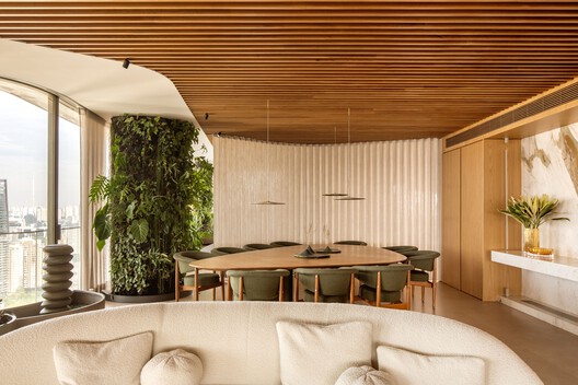 Apartamento Heritage / André Luque Apartamento Heritage / André Luque - Fotografia de Interiores, Madeira, Mesa, Cadeira