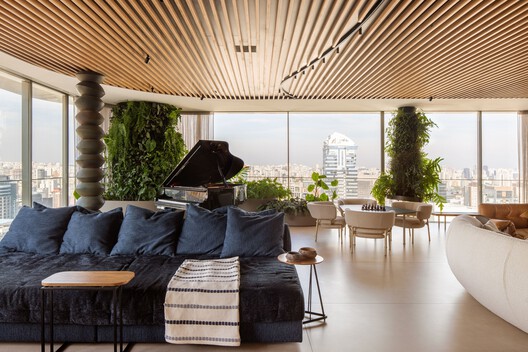 Apartamento Heritage / André Luque Apartamento Heritage / André Luque - Fotografia de Interiores, Sala de Estar, Madeira, Cadeira, Mesa, Sofá, Iluminação