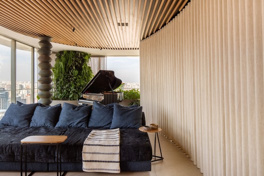 Apartamento Heritage / André Luque Apartamento Heritage / André Luque - Fotografia de Interiores, Sala de Estar, Madeira, Iluminação, Cadeira